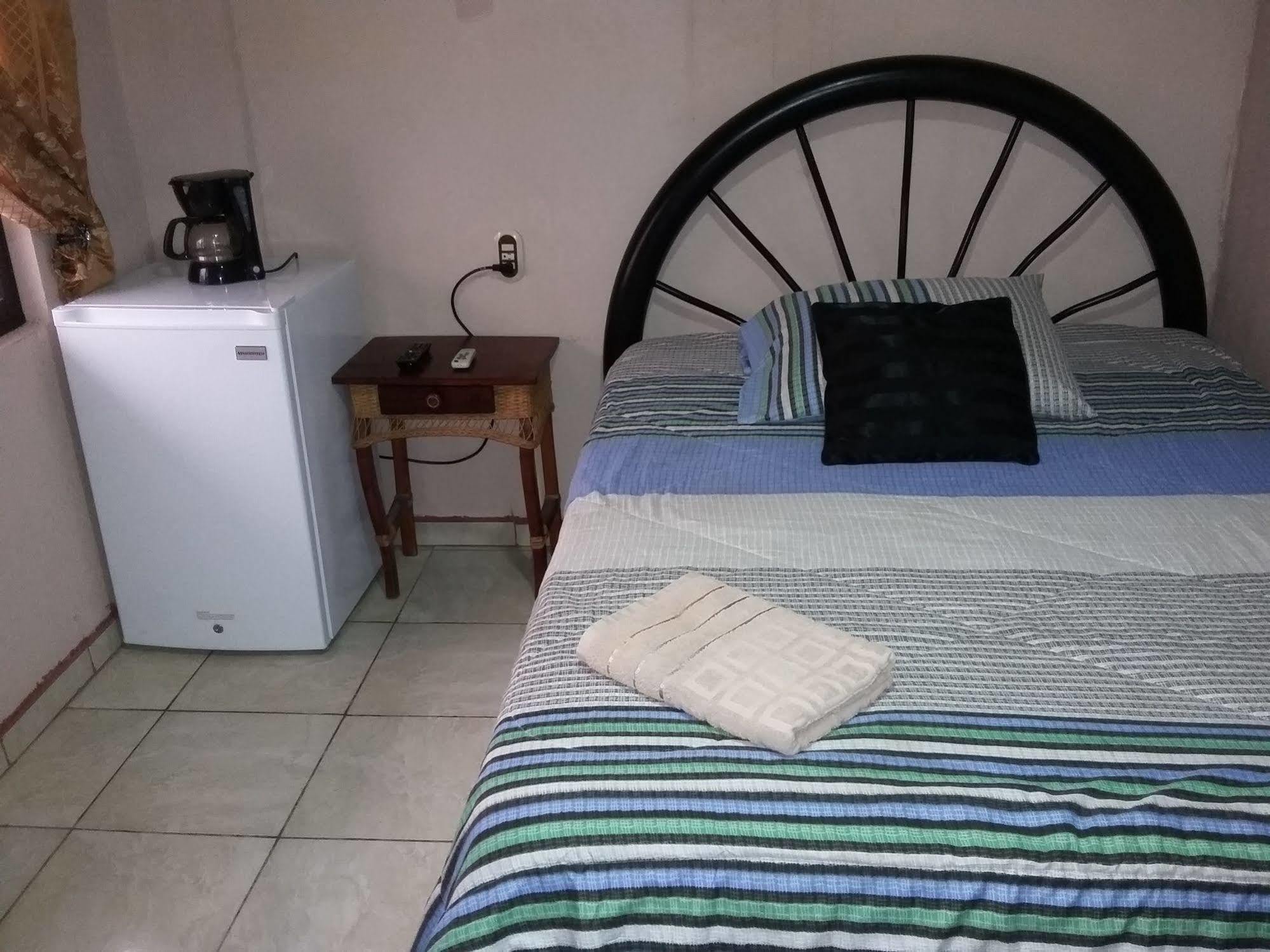 Cabinas Madeleine Puntarenas Bagian luar foto