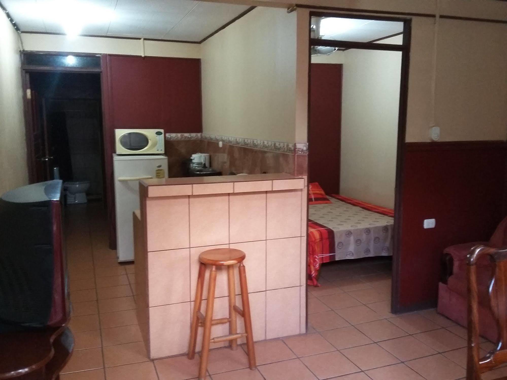 Cabinas Madeleine Puntarenas Bagian luar foto