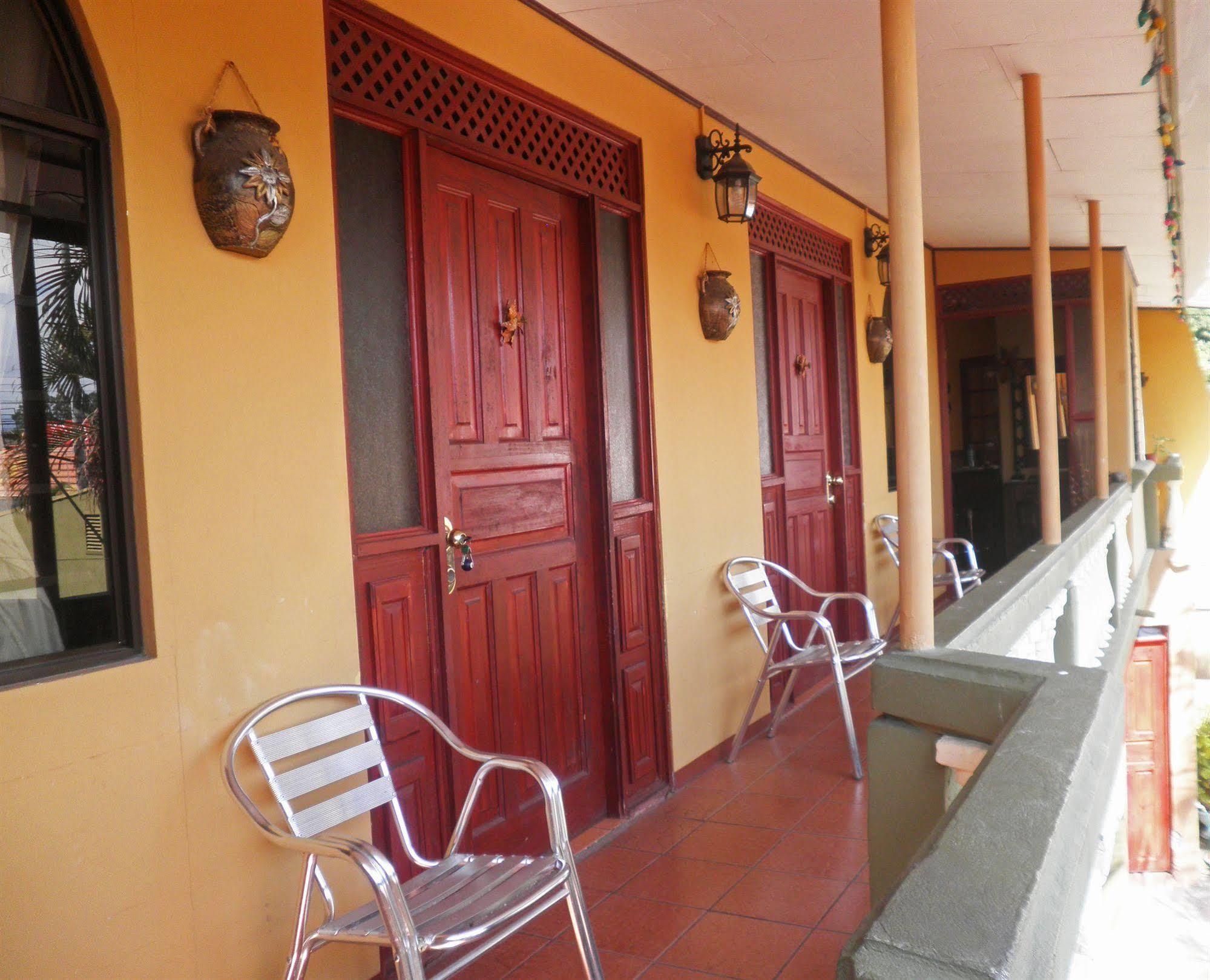 Cabinas Madeleine Puntarenas Bagian luar foto