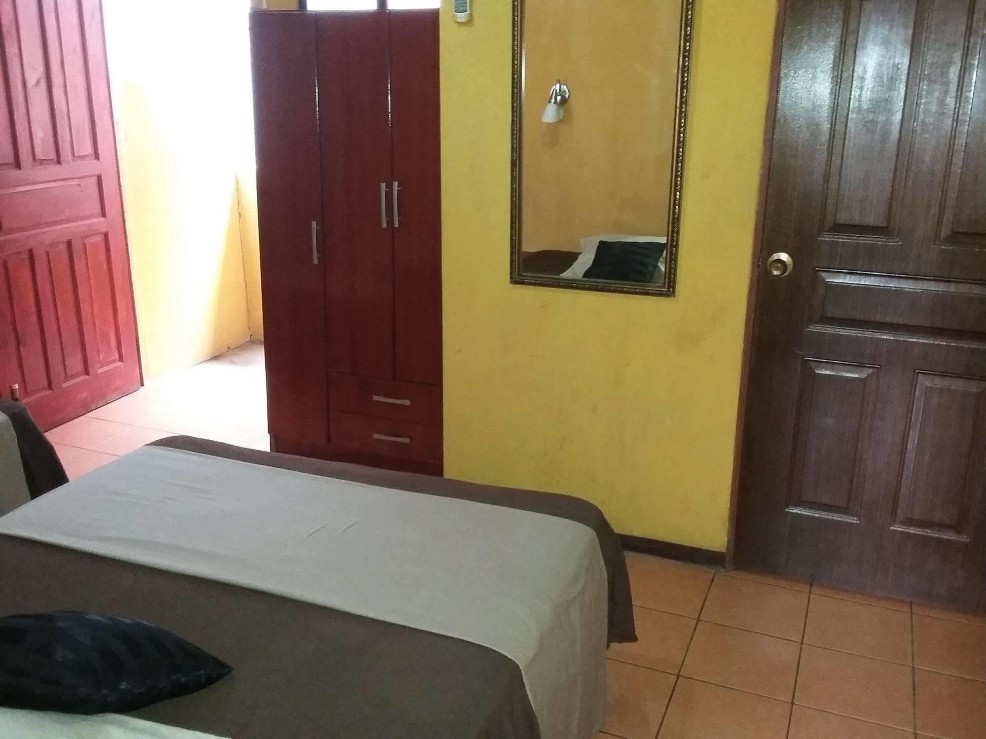 Cabinas Madeleine Puntarenas Bagian luar foto