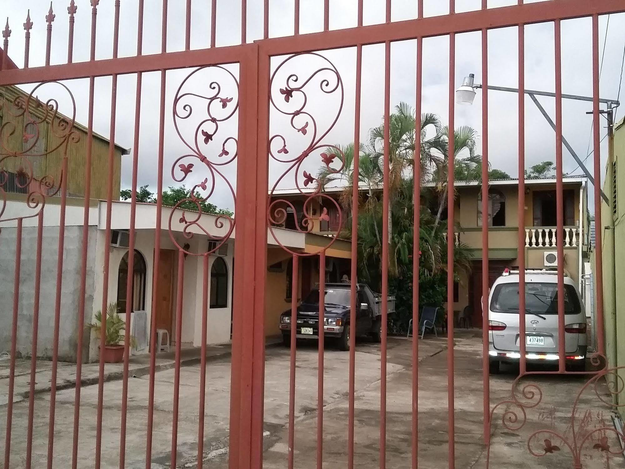 Cabinas Madeleine Puntarenas Bagian luar foto